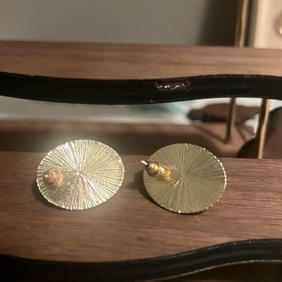 Hepburn-Inspired Vintage Pearl Earrings - Picture 4 of 7